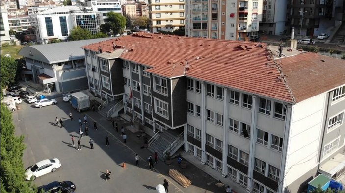 Kağıthane'deki okul çatısından öğrencilerin olduğu bahçeye kiremit atıldı