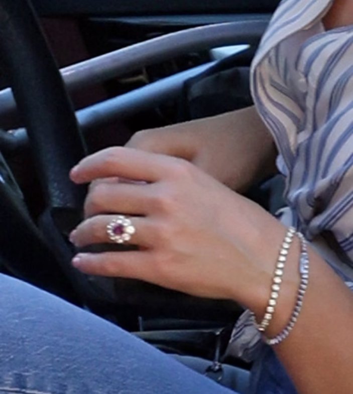 Katy Perry, 5 milyon dolarlık nişan yüzüğüyle görüntülendi