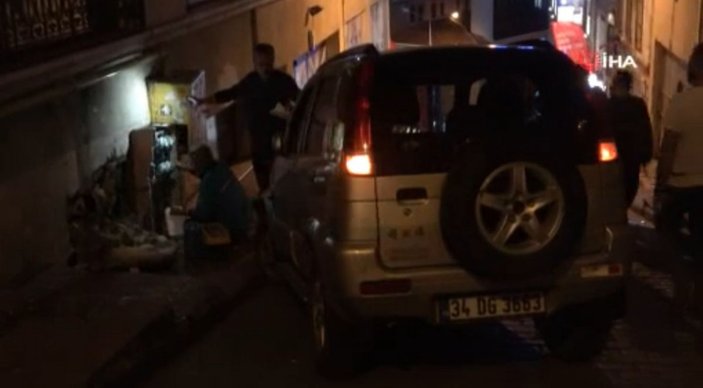 Beyoğlu’nda gaz pedalı takılan araç 2 turiste çarptı
