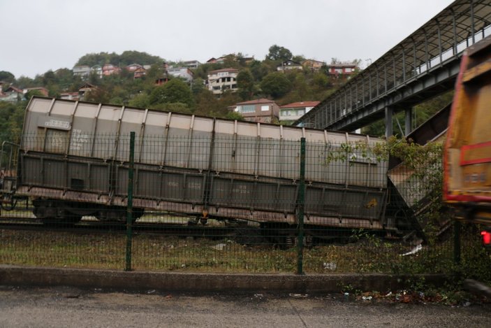 Zonguldak’ta, raydan çıkan vagon üst geçide saplandı