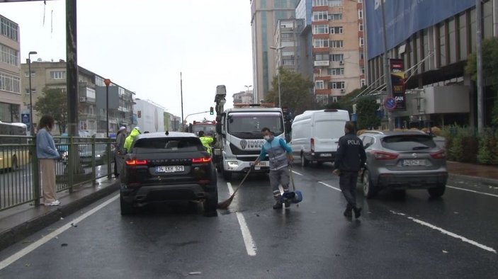 Beşiktaş’ta yağmur nedeniyle kayganlaşan yolda 4 araç kaza yaptı