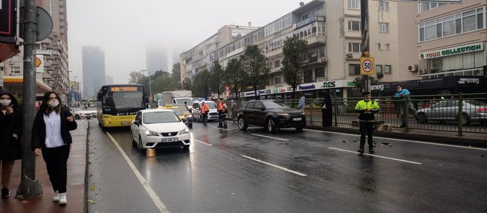 Beşiktaş’ta yağmur nedeniyle kayganlaşan yolda 4 araç kaza yaptı