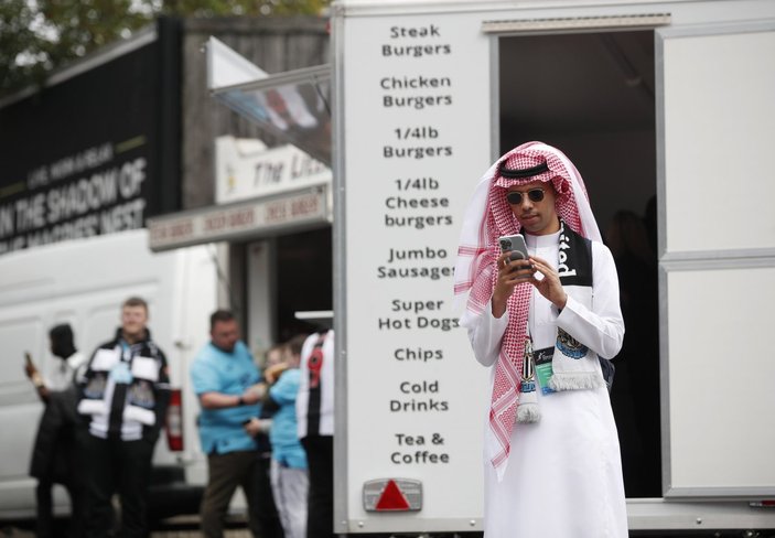 Newcastle United taraftarları stada Arap kıyafetleriyle gitti