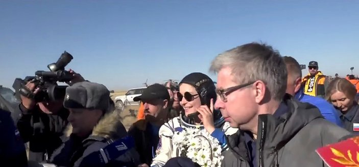 Rus film ekibi, Dünya'ya döndü