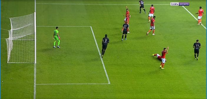 Mario Balotelli, Sadık Çiftpınar'ın saçını çekti