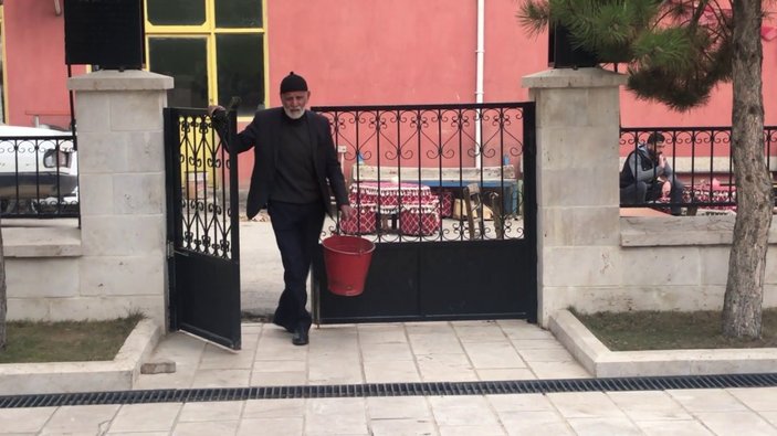 Sivas'ta 85’lik çınar her gün cami bahçesini temizliyor