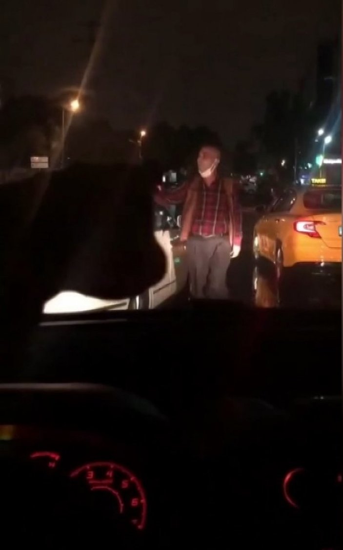 Esenler’de taksi şoförü, otomobilin camını yumruklayıp yol kesti