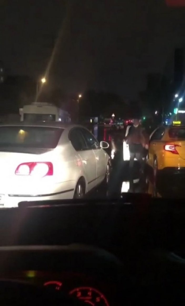 Esenler’de taksi şoförü, otomobilin camını yumruklayıp yol kesti