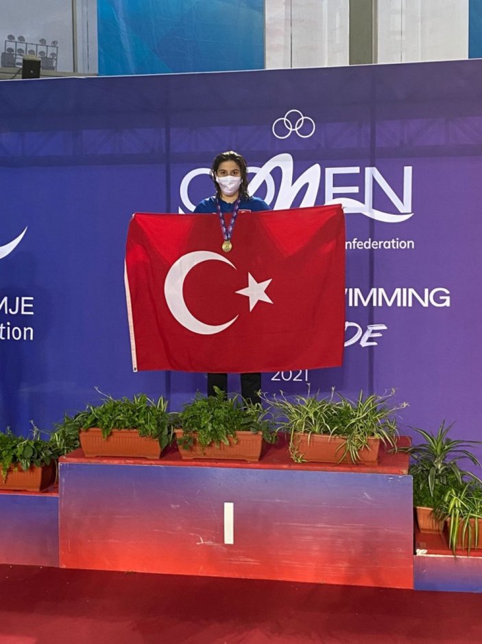 Milli yüzücüler Talya Erdoğan ve Meriç Uygun Comen Cup'ta birinci