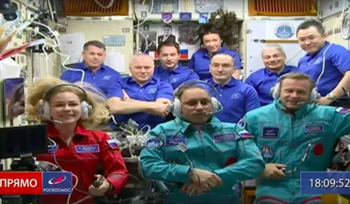 Uzayda ilk uzun metrajlı filmi çeken Ruslar, dünyaya döndü