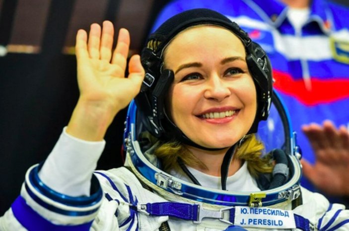 Uzayda ilk uzun metrajlı filmi çeken Ruslar, dünyaya döndü
