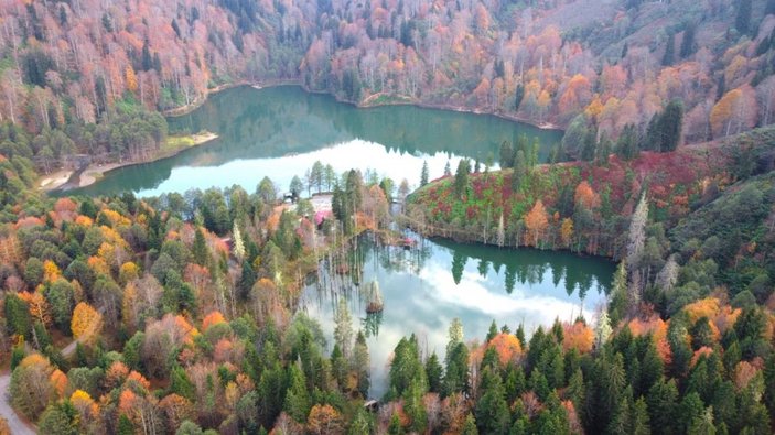Borçka'nın Karagöl'ünden sonbahar manzaraları