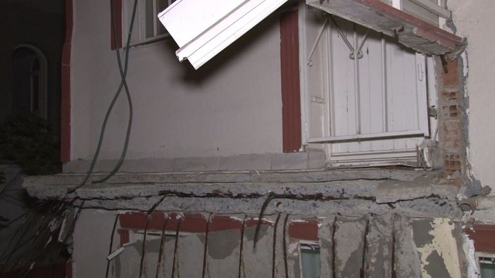 Avcılar'daki apartmanın balkonu çöktü