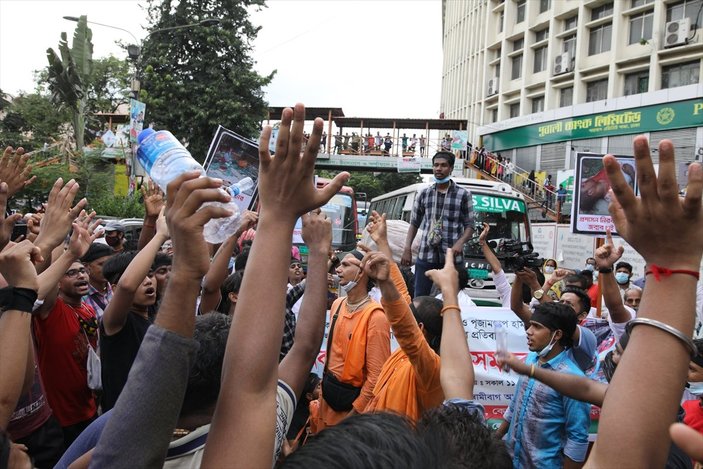 Bangladeş'te Kur'an-ı Kerim'e saygısızlıkla başlayan eylemler sürüyor