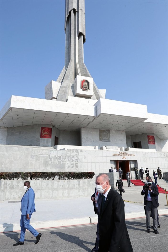 Cumhurbaşkanı Erdoğan'dan Angola'nın ilk Cumhurbaşkanı Neto'nun mezarına ziyaret