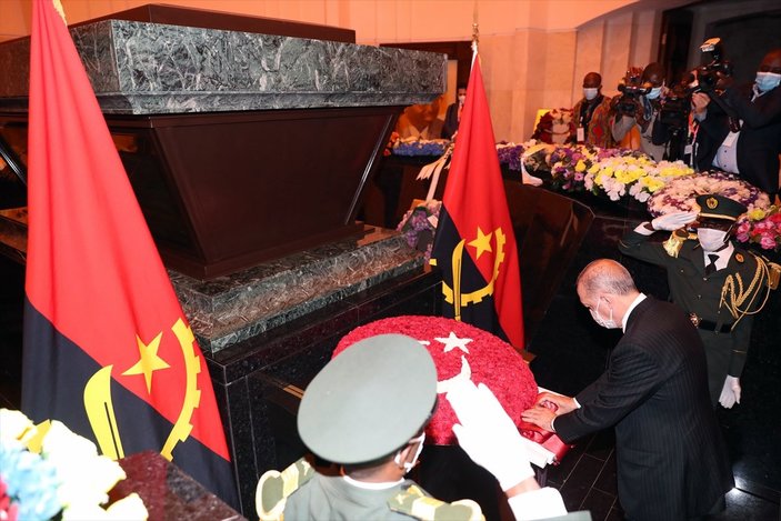 Cumhurbaşkanı Erdoğan'dan Angola'nın ilk Cumhurbaşkanı Neto'nun mezarına ziyaret