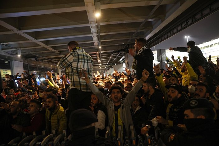 Fenerbahçe kafilesini, taraftar havalimanında karşıladı