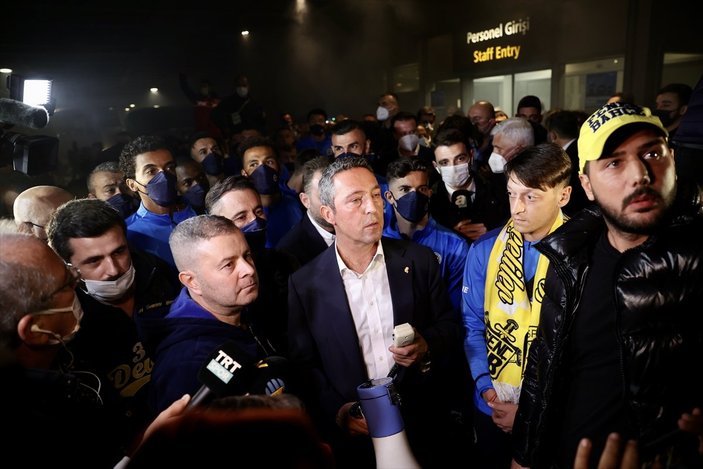 Fenerbahçe kafilesini, taraftar havalimanında karşıladı