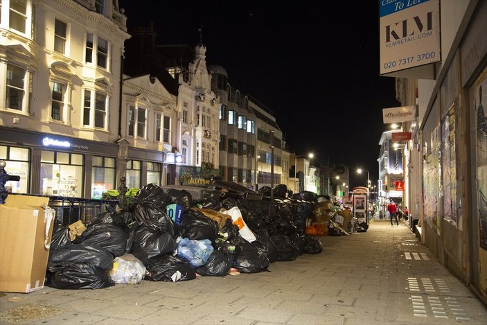 İngiltere'de temizlik işçilerinin grevi, çöp yığınlarına yol açtı