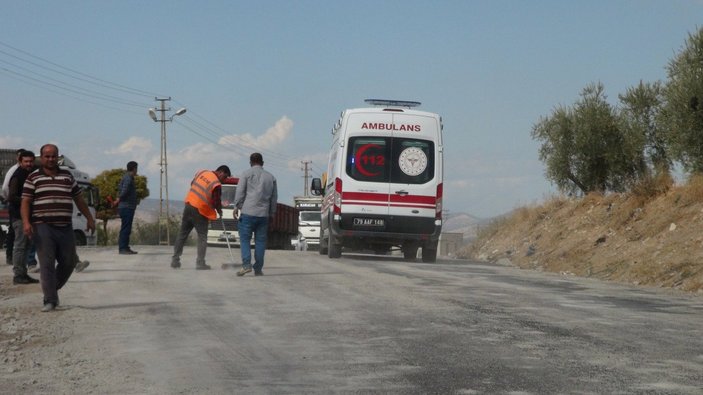 Kilis’te askeri personel midibüsüne, tırdaki briketler düştü