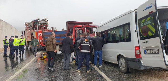 Tokat’ta servis minibüsü kamyonet ile çarpıştı: 2 ölü, 11 yaralı