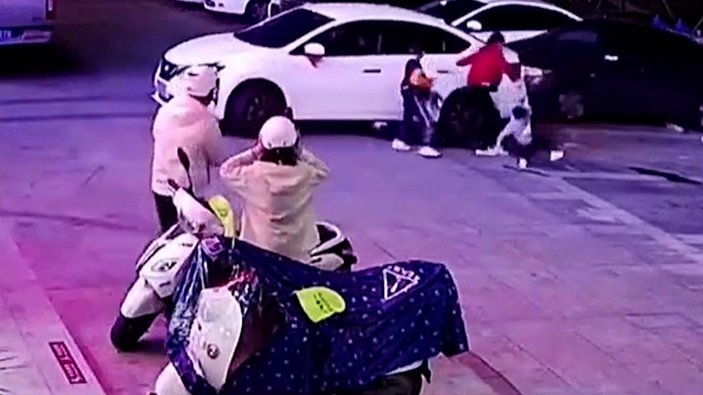 Çin’de, çocuğu otomobilin altında kalmaktan annesinin refleksi kurtardı