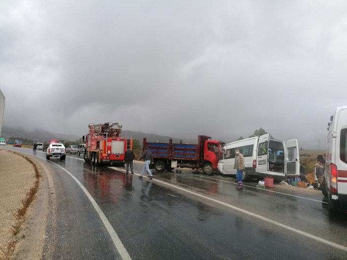 Tokat’ta servis minibüsü kamyonet ile çarpıştı: 2 ölü, 11 yaralı