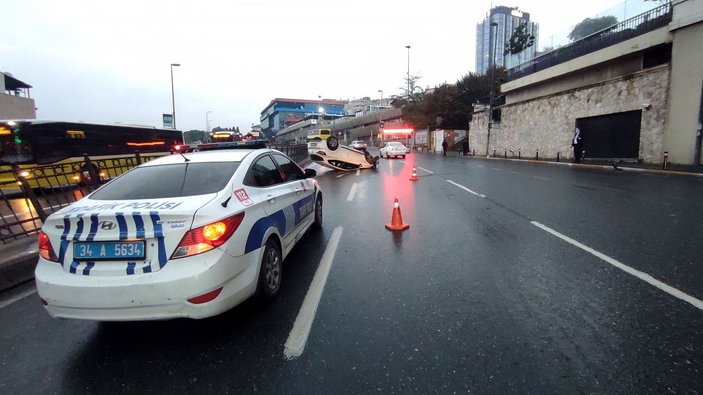 Beyoğlu’nda takla atan otomobilin sürücüsü kaçtı