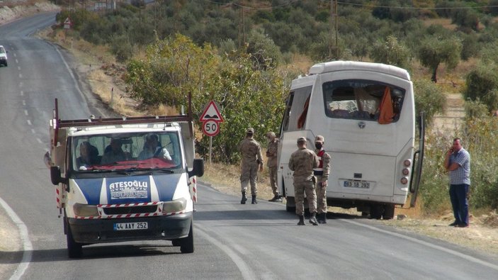 Kilis’te askeri personel midibüsüne, tırdaki briketler düştü