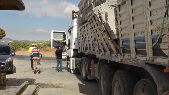 Kilis’te askeri personel midibüsüne, tırdaki briketler düştü