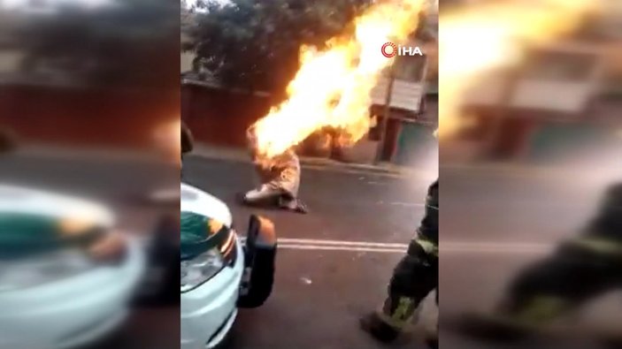 Meksika'da bir itfaiyeci, yanan tüp gazı sırtına alarak binadan çıkardı
