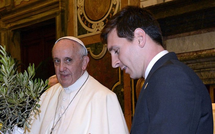 Lionel Messi imzalı formasını Papa Francis'e gönderdi