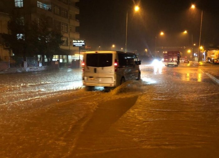 Rize'de şiddetli yağış su baskınlarına neden oldu