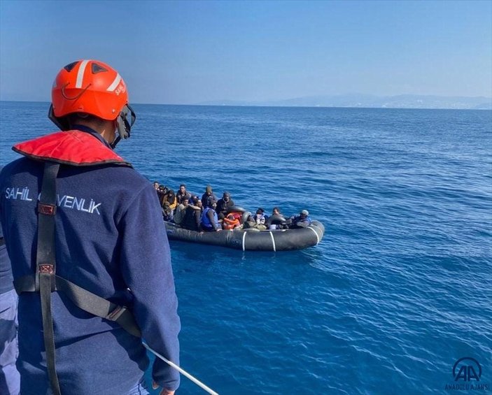 Kuşadası açıklarında 53 kaçak göçmen kurtarıldı