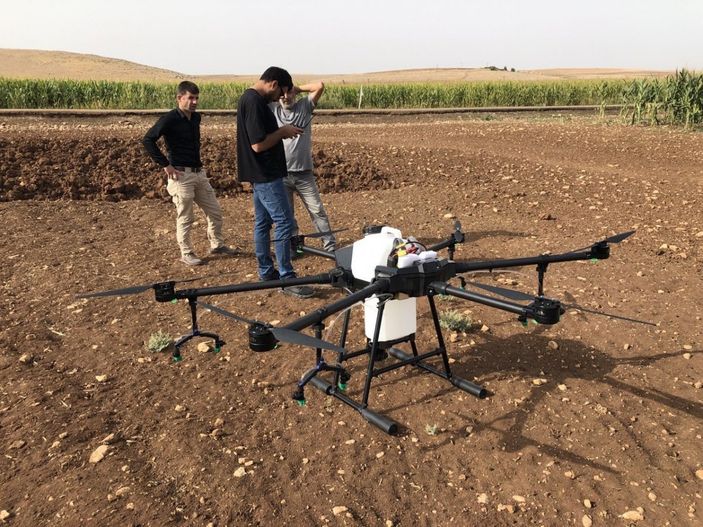 i Mardin’de tarlalar drone ile ilaçlanmaya başladı