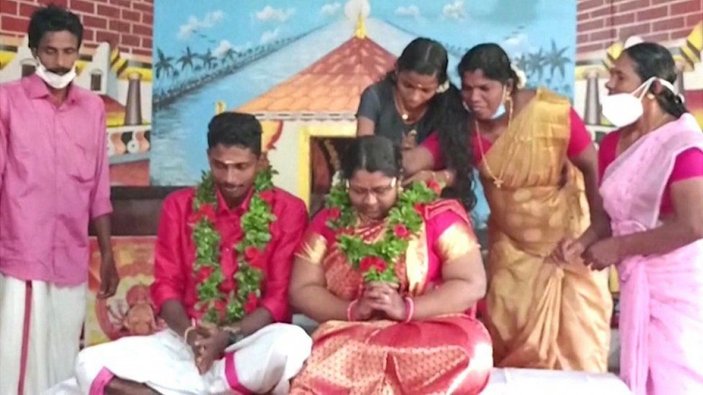 Hindistan'da çift, sel nedeniyle düğünlerine tencereyle gitti