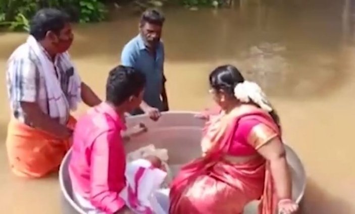 Hindistan'da çift, sel nedeniyle düğünlerine tencereyle gitti