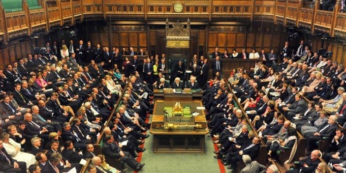 İngiltere'de milletvekillerinin aileleri siyaseti bırakmalarını istiyor