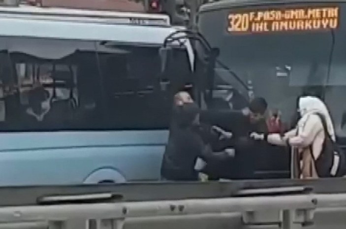 Ümraniye’de, İETT şoförü ile otomobil sürücüsü trafikte kavga etti