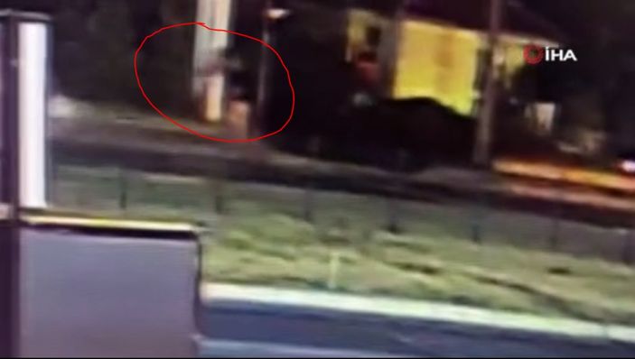 Antalya'da karşıya geçmek isteyen adama otomobil çarptı: Kurtarılamadı