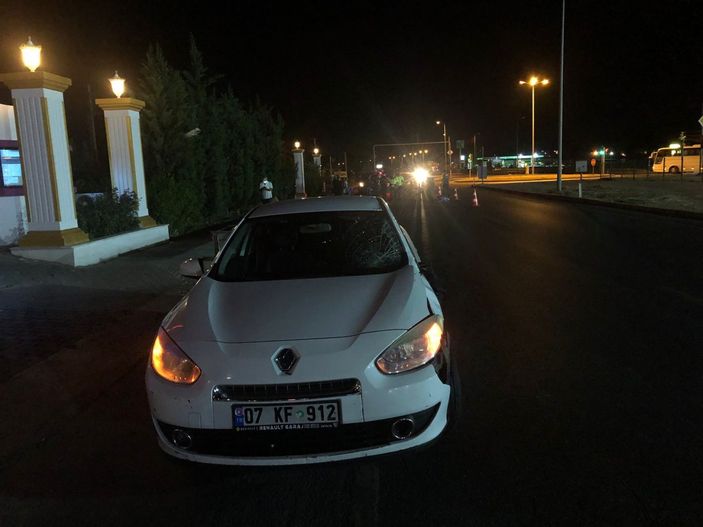 Antalya'da karşıya geçmek isteyen adama otomobil çarptı: Kurtarılamadı