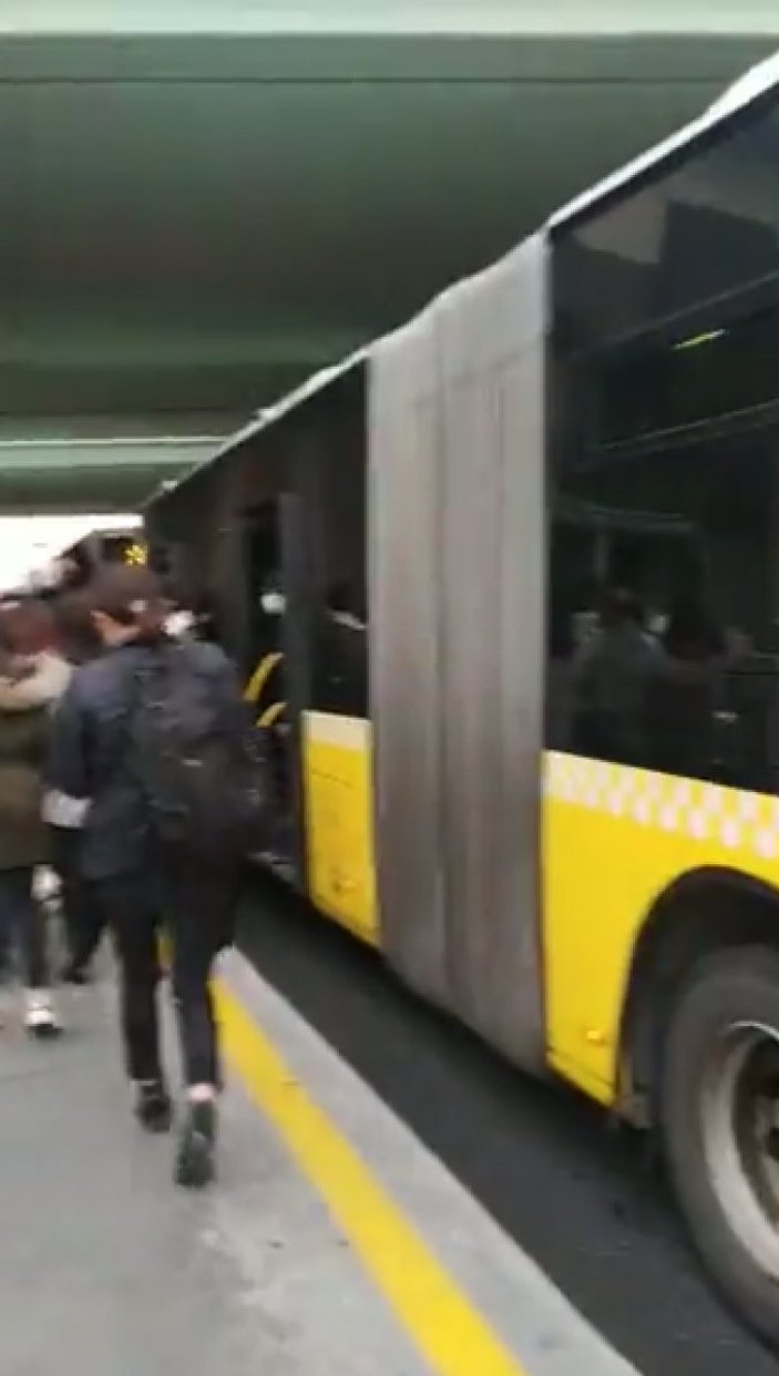 Arızalanan metrobüsteki yolcular araç değiştirdi