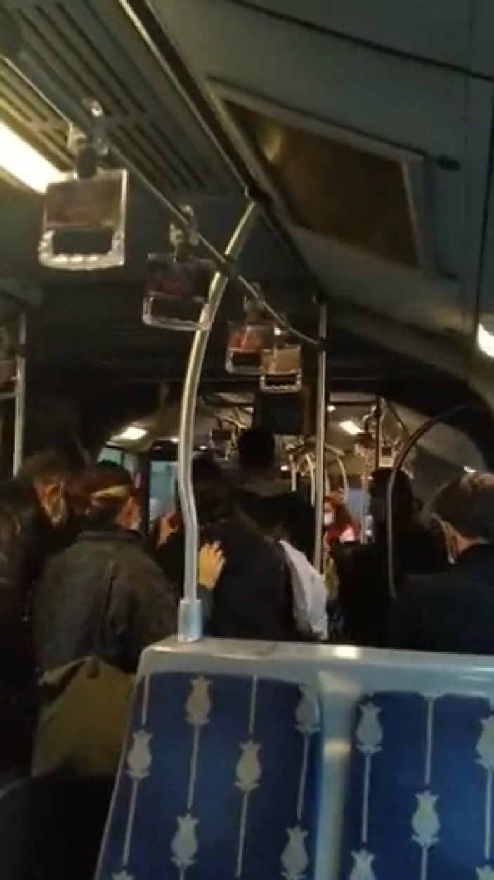 Arızalanan metrobüsteki yolcular araç değiştirdi