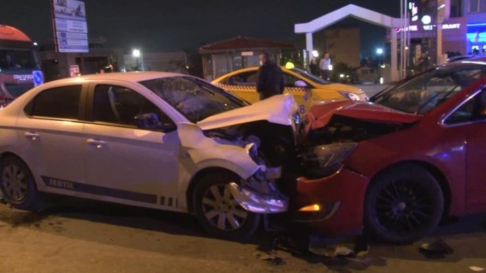 Pendik'te 4 kişinin yaralandığı kaza anı kamerada