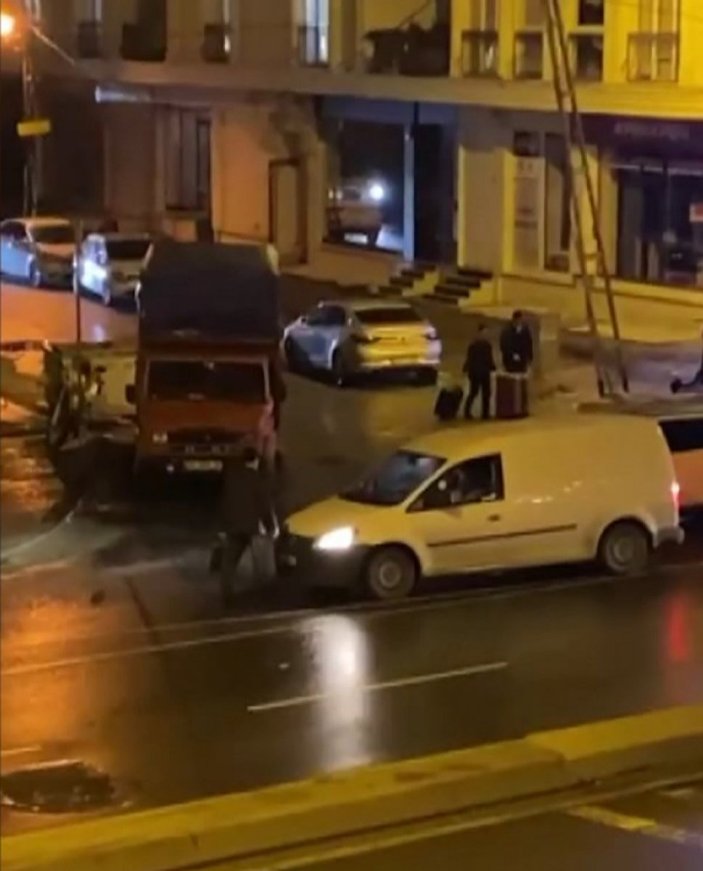 İstanbul'da aracın yolunu kesti, bir de üstüne dayak yedi
