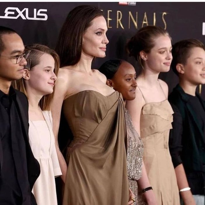 Angelina Jolie, çocuklarıyla galada
