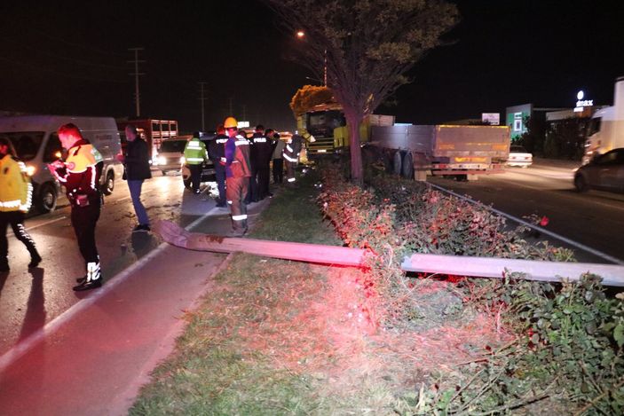 d Afyonkarahisar'da direksiyon hakimiyetini kaybeden tır, elektrik direğini devirdi