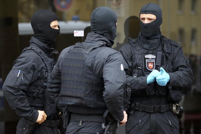 Almanya'da terör örgütü kurmaya çalışan askerler yakalandı