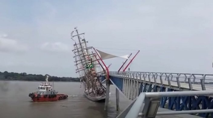 Ekvador'da Brezilya'ya ait eğitim gemisi köprüye çarptı