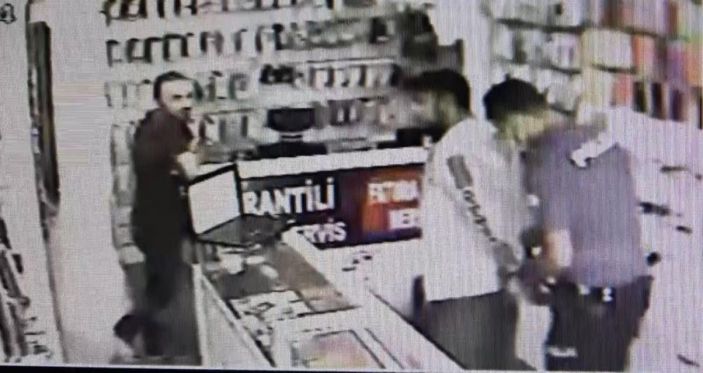 i Antalya'da hırsız, telefon çaldığı dükkanın önünden geçerken yakalandı